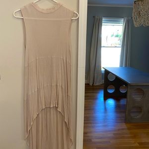 Nude sleeveless tunic top
